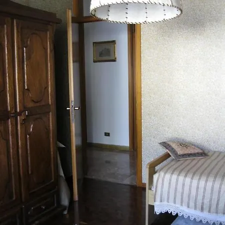 Bed and Breakfast La Casa Dei Pini à Malnate Extérieur photo